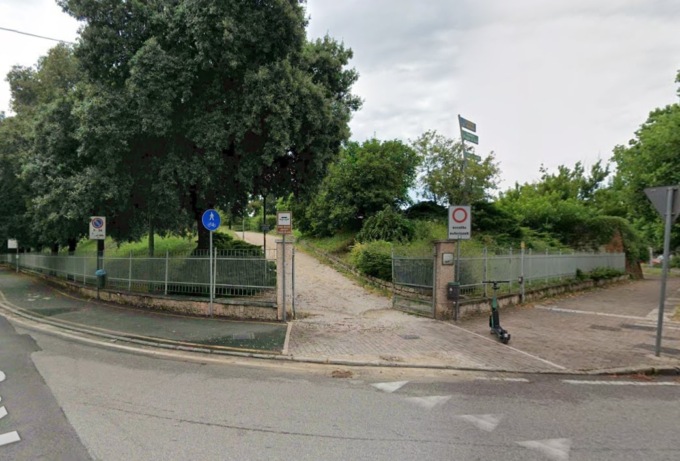 Rapina quattro ragazzi ai giardini pubblici, poi confessa: poco dopo aggredisce una giovane