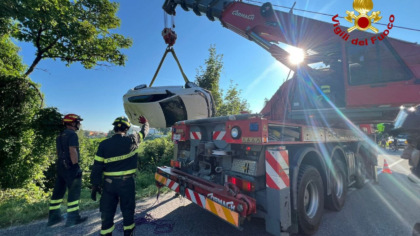 Auto finisce in una scarpata a Erbezzo: conducente salvato dai vigili del fuoco