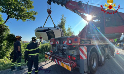 Auto finisce in una scarpata a Erbezzo: conducente salvato dai vigili del fuoco