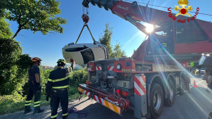 Auto finisce in una scarpata a Erbezzo: conducente salvato dai vigili del fuoco