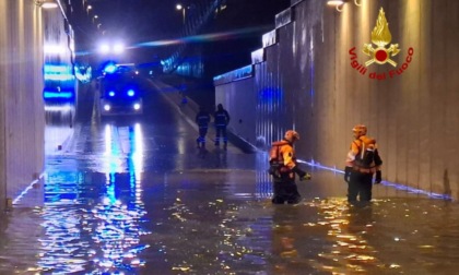 Pulmino bloccato nel sottopasso allagato a San Martino Buon Albergo