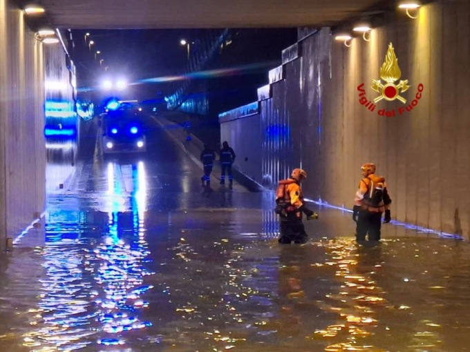 Pulmino bloccato nel sottopasso allagato a San Martino Buon Albergo