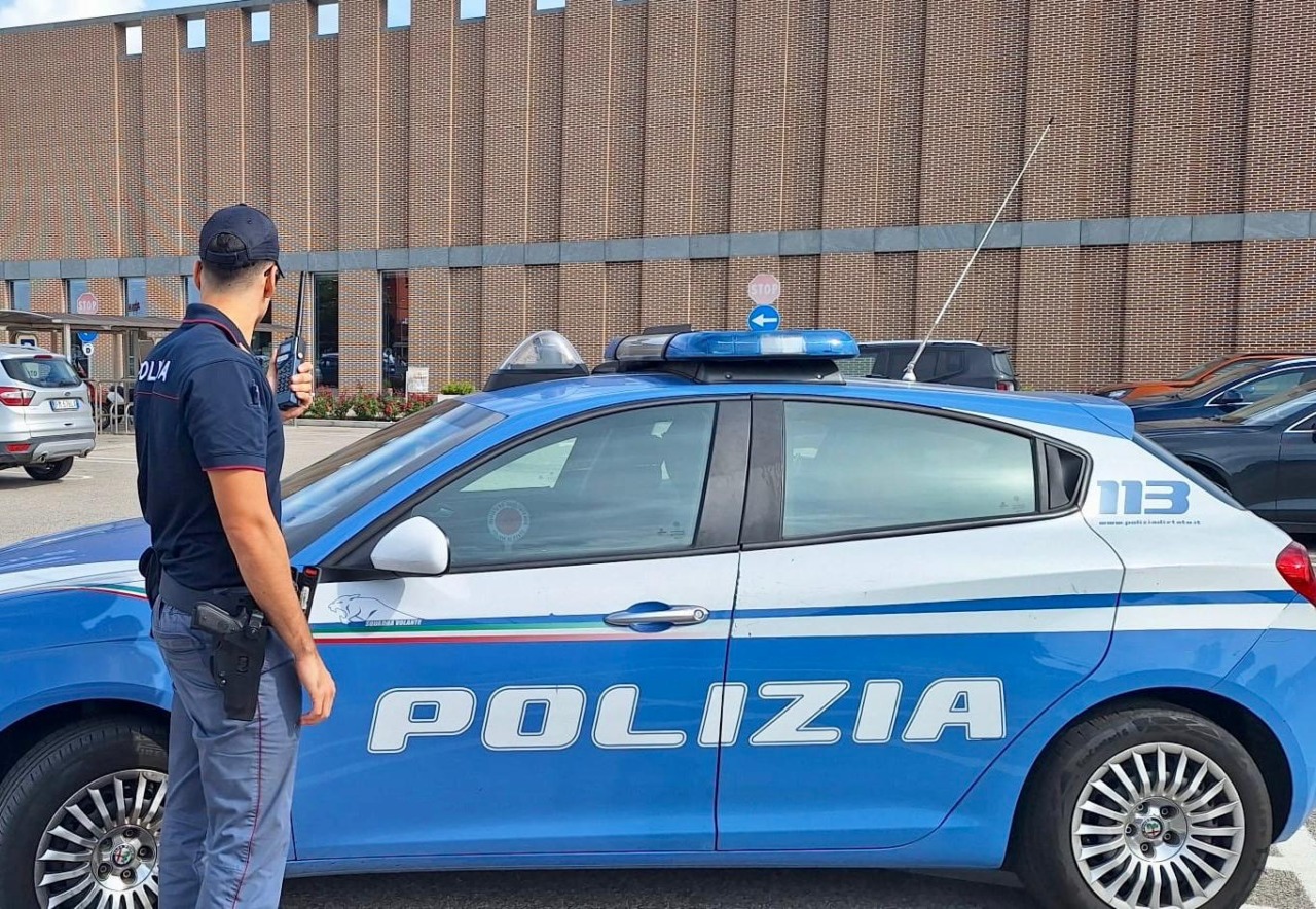 Lancia assi di legno contro un muro e minaccia bariste, 41enne crea il caos all’Esselunga