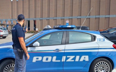 Lancia assi di legno contro un muro e minaccia bariste, 41enne crea il caos all’Esselunga