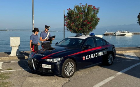 Derubata della borsa mentre è al ristorante sul Lungolago di Peschiera, fermato ladro 50enne