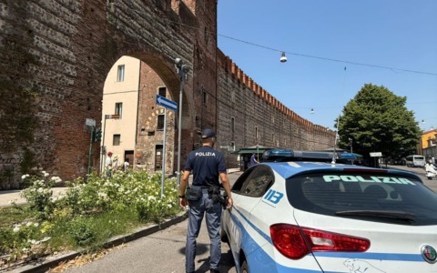 Strattona e inveisce contro la ex compagna, nonostante non potesse più avvicinarsi a lei