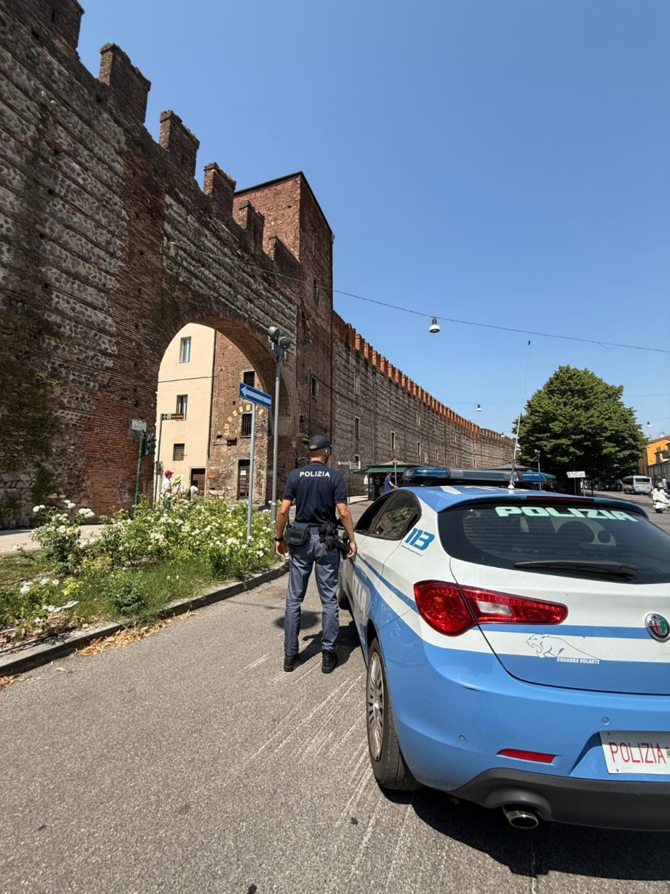 Strattona e inveisce contro la ex compagna, nonostante non potesse più avvicinarsi a lei