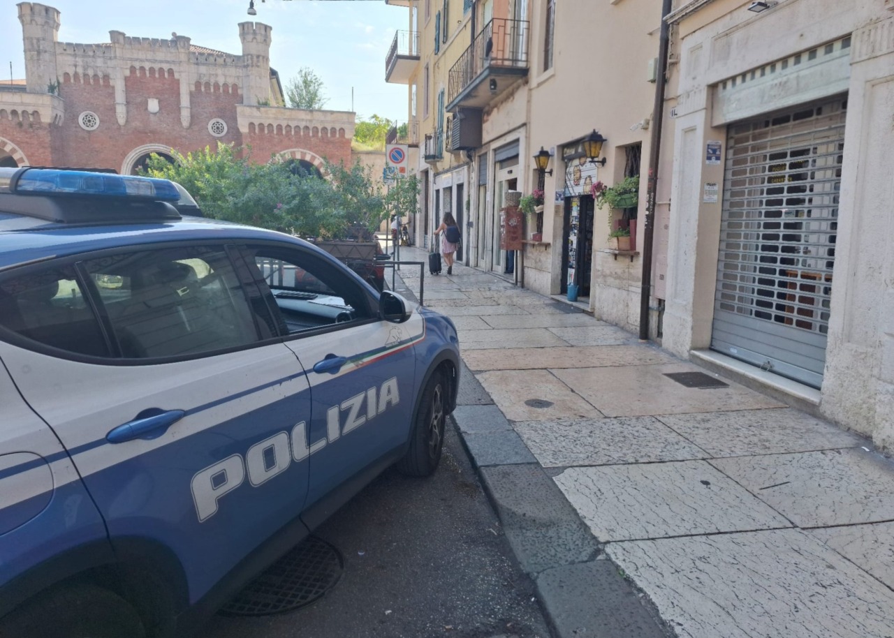37enne aggredisce dipendente di un locale e poi la Polizia: arrestato in via XX Settembre