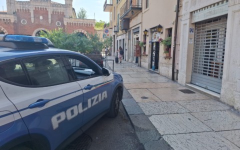 37enne aggredisce dipendente di un locale e poi la Polizia: arrestato in via XX Settembre