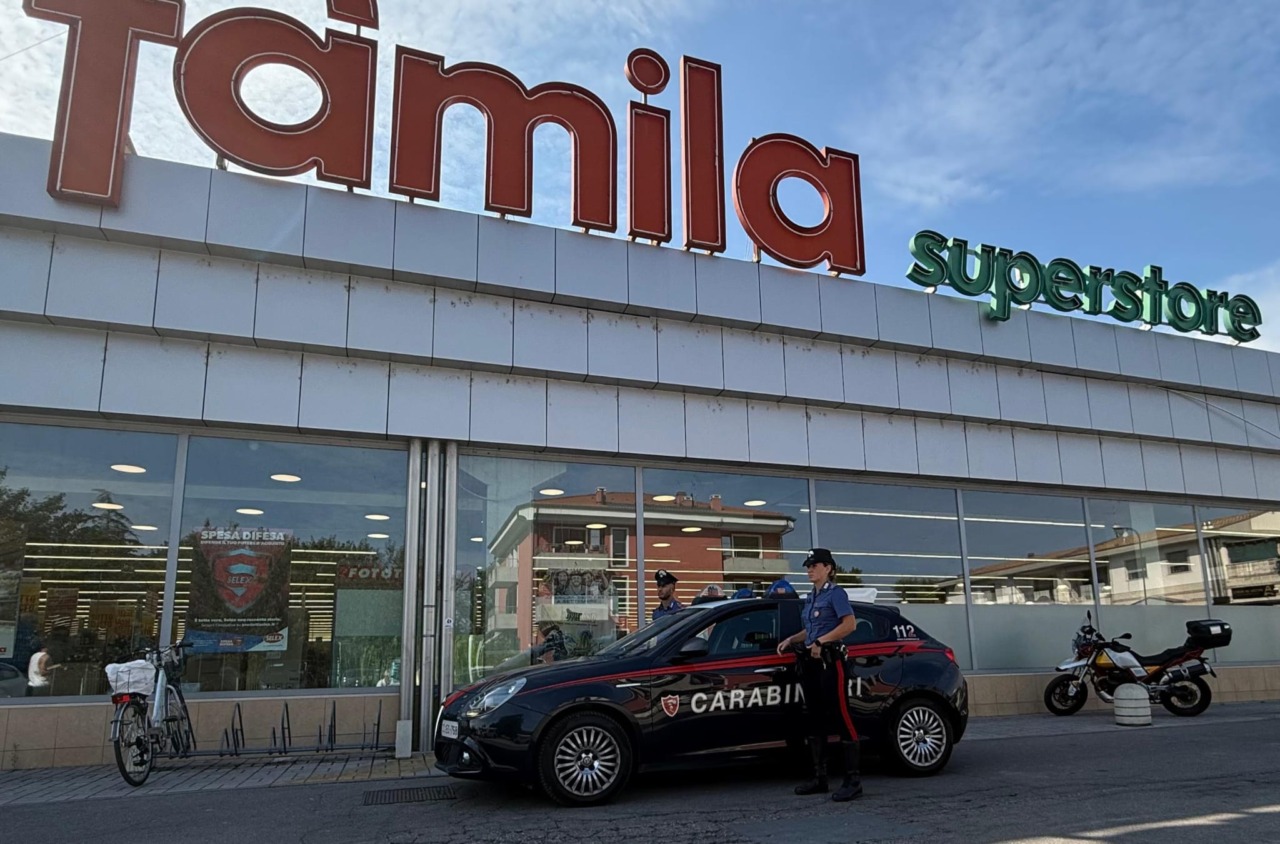 Molesta i clienti del supermercato, poi aggredisce i Carabinieri intervenuti