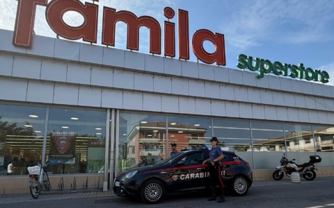 Molesta i clienti del supermercato, poi aggredisce i Carabinieri intervenuti