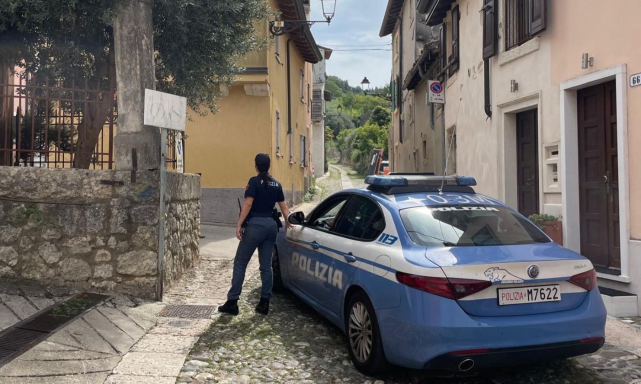 Il figlio in cantina con tre sconosciuti, il papà chiama la Polizia: 18enne minaccia gli agenti con un coltello