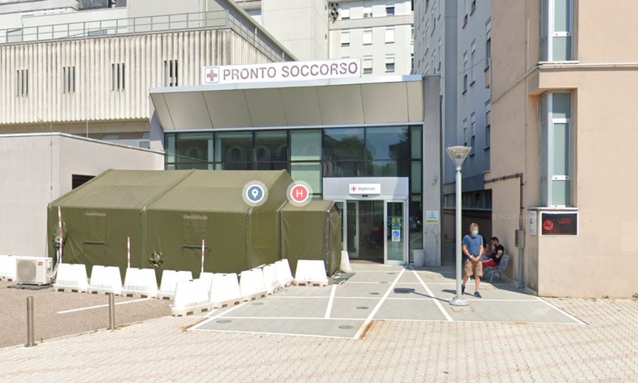In Pronto Soccorso dopo una rissa, 29enne si agita e lancia un computer addosso a un medico