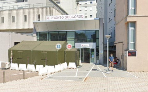 In Pronto Soccorso dopo una rissa, 29enne si agita e lancia un computer addosso a un medico