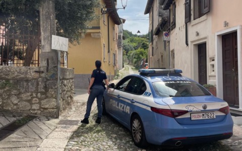Il figlio in cantina con tre sconosciuti, il papà chiama la Polizia: 18enne minaccia gli agenti con un coltello