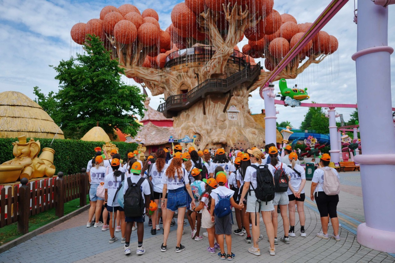 Oltre 100 bambini e ragazzi di case-famiglia a Gardaland, l’iniziativa di OTB Foundation prima del ritorno a scuola