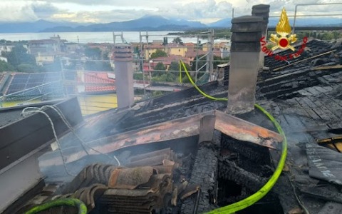 A fuoco il tetto di una palazzina in ristrutturazione a Peschiera del Garda