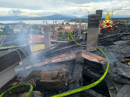A fuoco il tetto di una palazzina in ristrutturazione a Peschiera del Garda