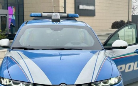 Riempie lo zaino di merce rubata in un supermercato, ma il vigilante blocca la sua fuga