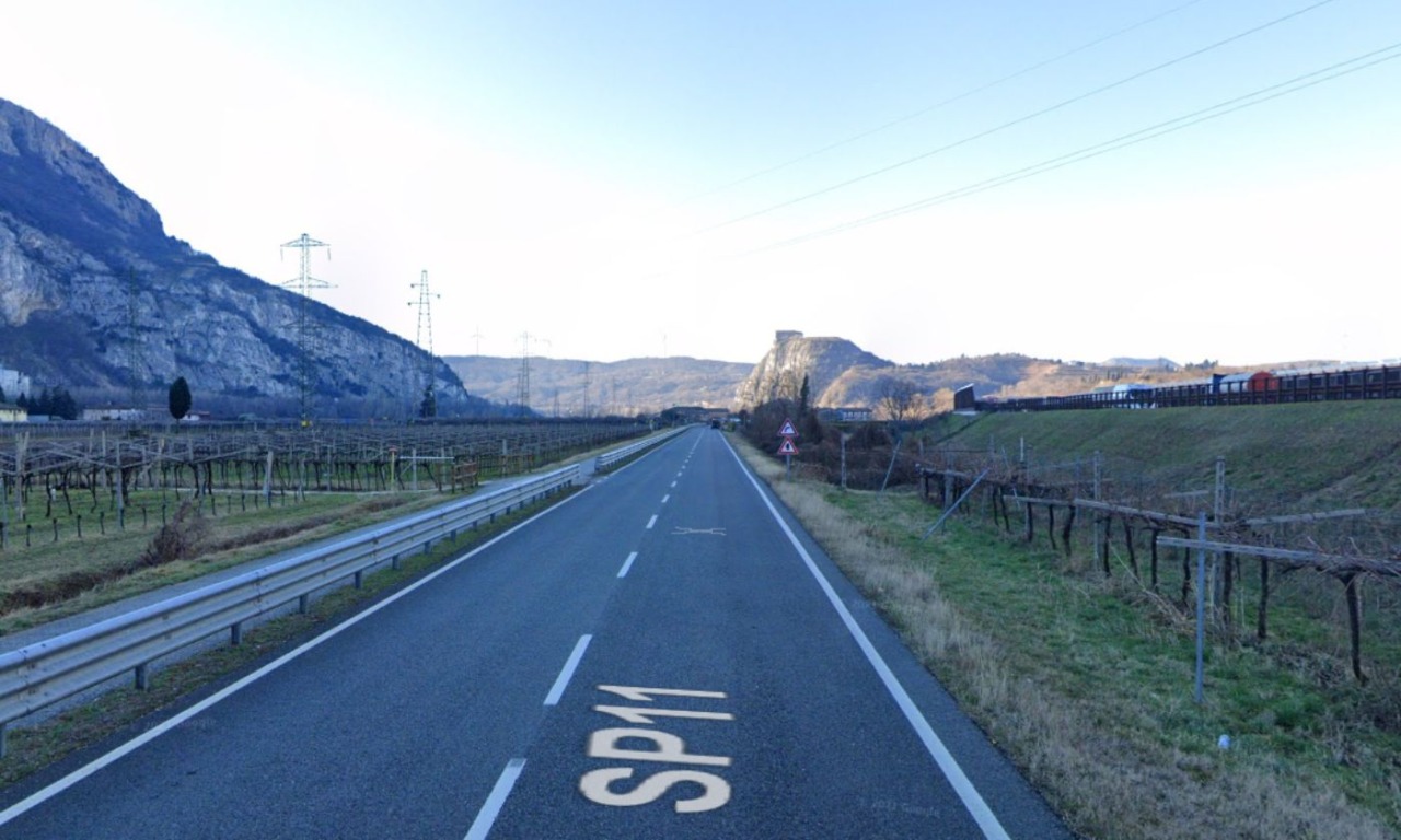 Ciclista ucciso nello scontro tra due auto ad Affi, quattro feriti
