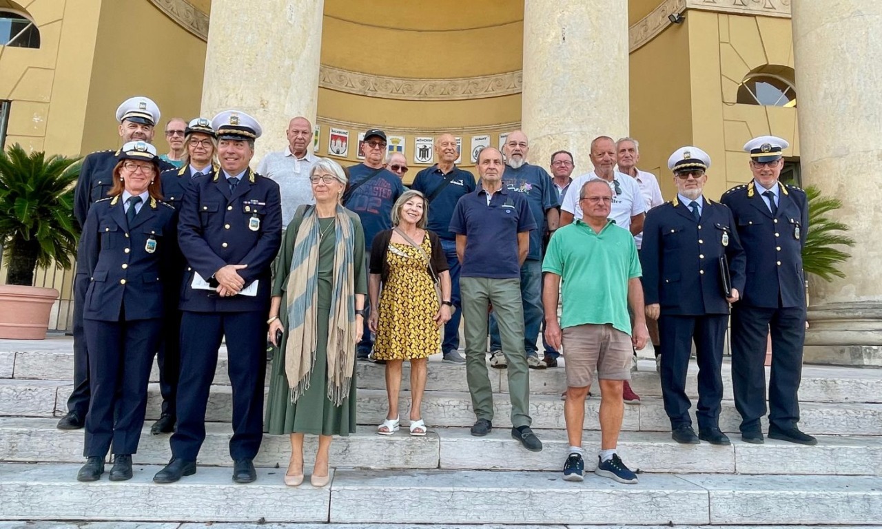 A Verona tornano i nonni vigile: in 41 davanti alle scuole per garantire la sicurezza degli studenti
