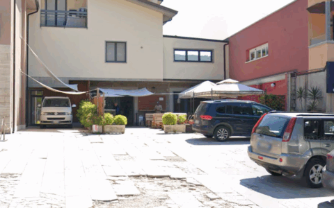 Clienti non vogliono pagare il conto al bar Jolly: intervengono i Carabinieri, uno viene morso da un cane