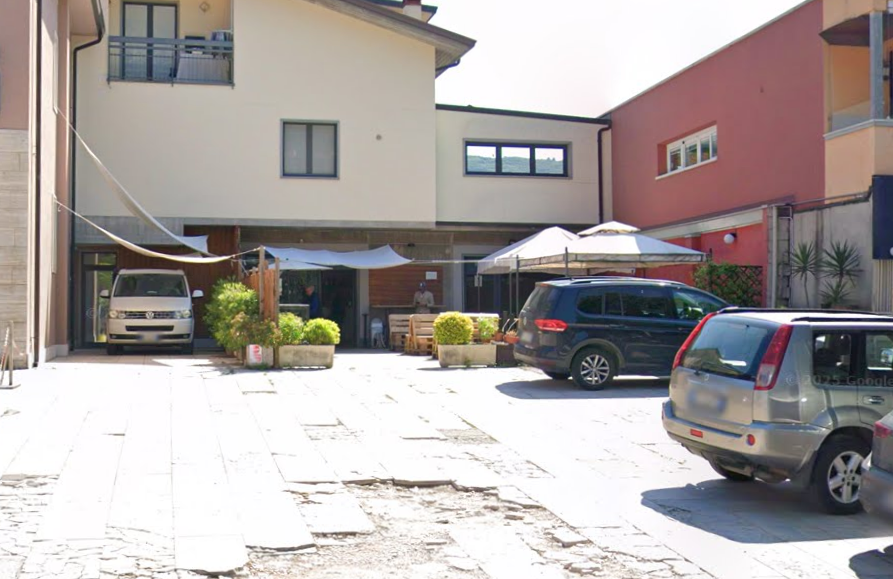 Clienti non vogliono pagare il conto al bar Jolly: intervengono i Carabinieri, uno viene morso da un cane