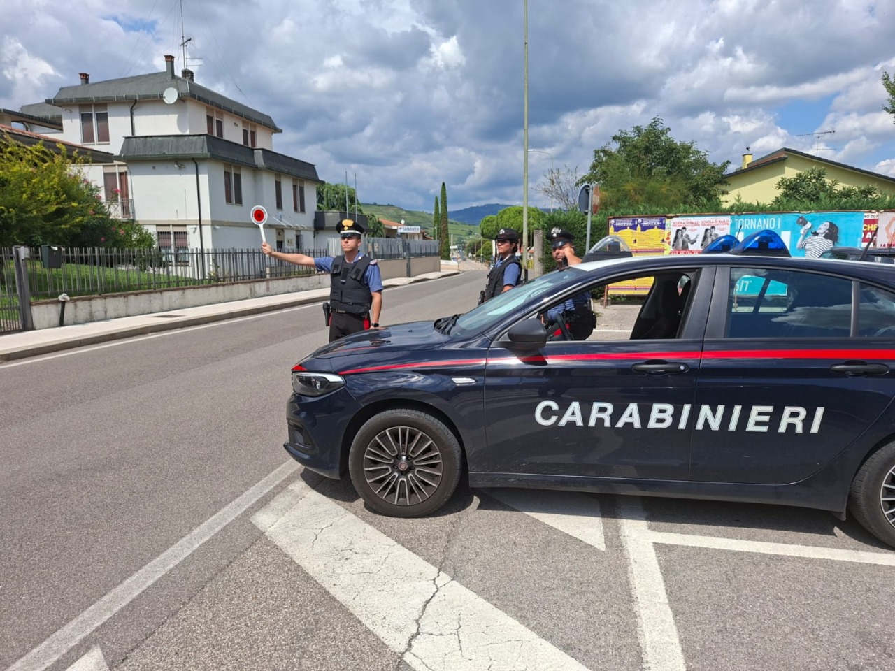Ventenni arrestati nella notte dopo un pericoloso inseguimento: sequestrato quasi mezzo chilo di hashish