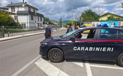 Ventenni arrestati nella notte dopo un pericoloso inseguimento: sequestrato quasi mezzo chilo di hashish