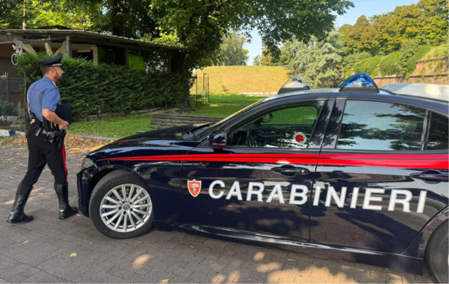24enne ruba il cellulare a una 18enne, poi si scaglia contro i Carabinieri