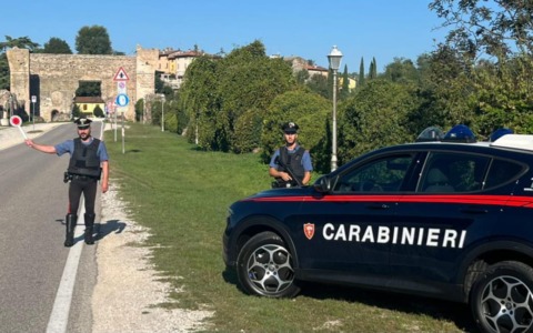 Fa il matto coi Carabinieri pur di non farsi fare il test alcolemico