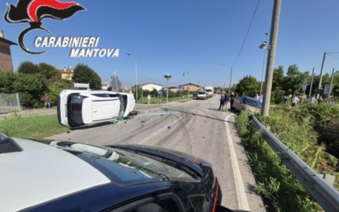 Frontale a Roverbella, grave una 37enne di Valeggio sul Mincio: gli occupanti dell’altra auto sono scappati