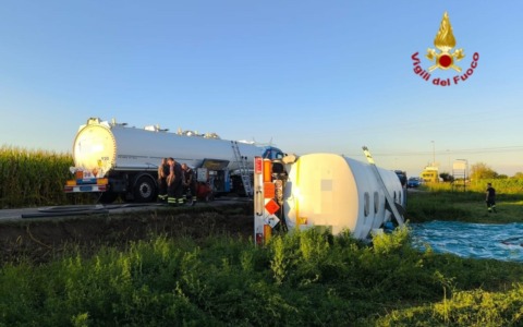 Autocisterna carica di carburante esce di strada a Villafranca e si ribalta in un campo
