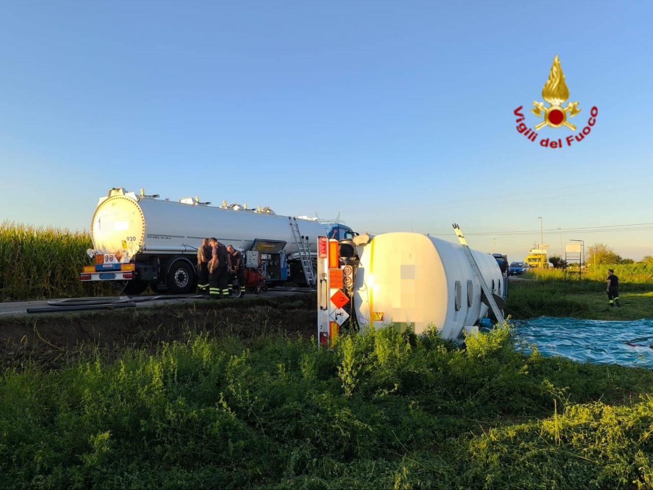 Autocisterna carica di carburante esce di strada a Villafranca e si ribalta in un campo