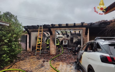 Incendio in un vecchio garage a Cerea, coinvolta anche un’auto lì vicina