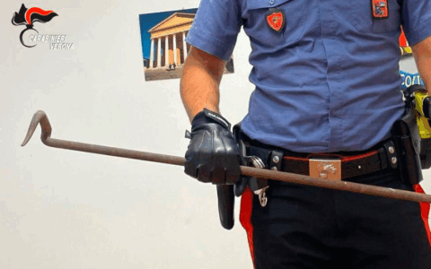 37enne minaccia un ciclista con una spranga e danneggia auto in sosta