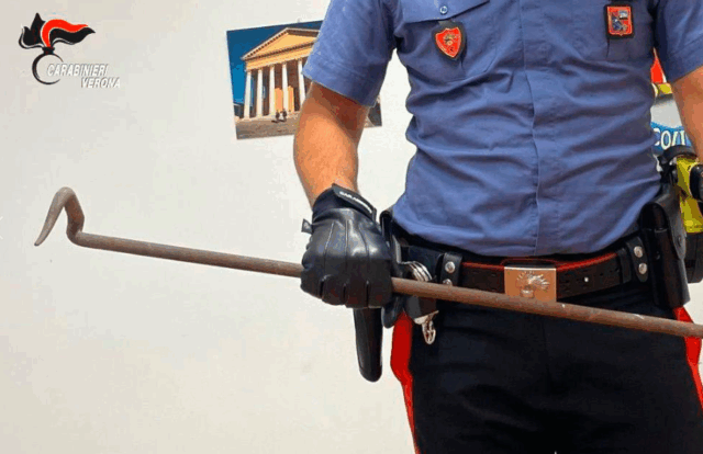 37enne minaccia un ciclista con una spranga e danneggia auto in sosta