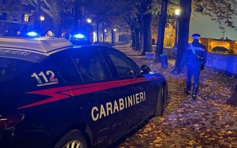 Scavalca il cancello e prova a entrare in casa dell’ex: per colpa sua lei vive in ansia da giugno