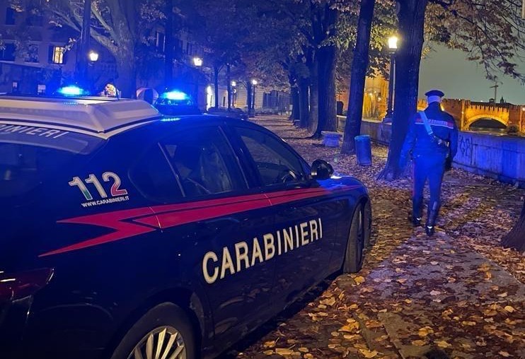 Scavalca il cancello e prova a entrare in casa dell’ex: per colpa sua lei vive in ansia da giugno