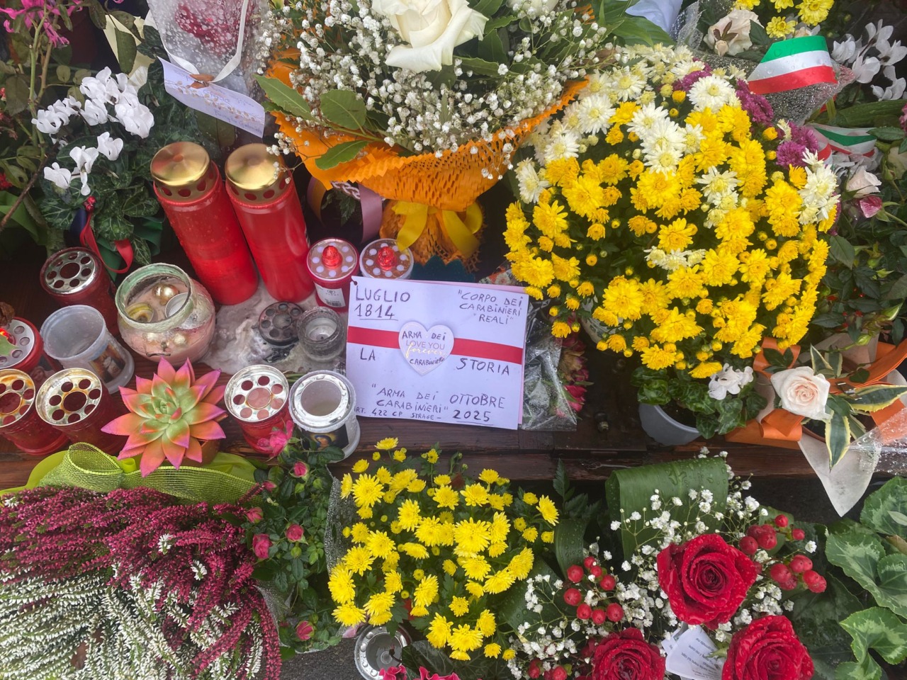 Una settimana dopo la strage di Castel d’Azzano: silenzio e fiori in via San Martino