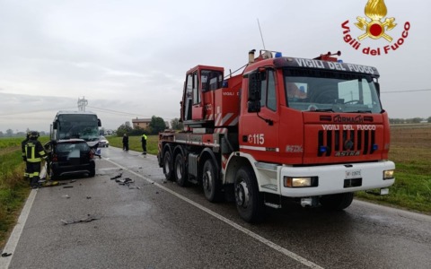 Scontro tra auto e autobus a Vigasio: morta una signora di 52 anni