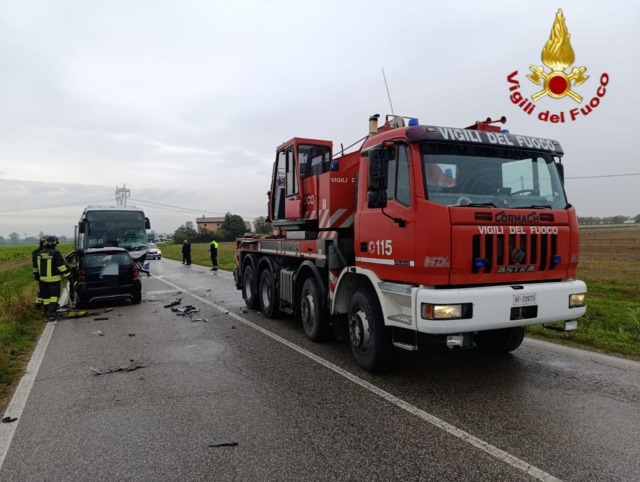 Scontro tra auto e autobus a Vigasio: morta una signora di 52 anni