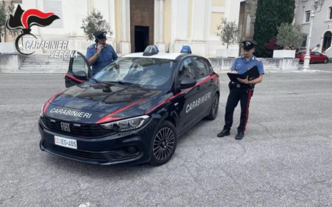 Va addosso all’auto della moglie del rivale, poi le ruba un anello e minaccia il figlio con delle forbici
