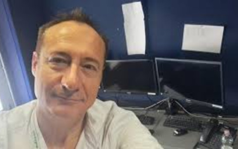 Rincasa e viene malmenato da una coppia di balordi