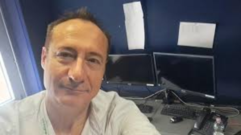 Rincasa e viene malmenato da una coppia di balordi