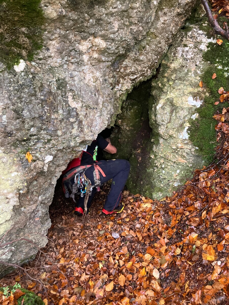 Monte Baldo: ispezione in grotta (foto Soccorso alpino)
