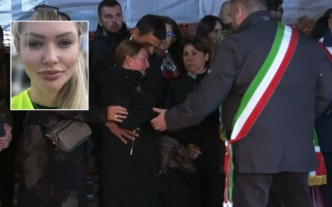 In centinaia alla fiaccolata a Castelnuovo del Garda per ricordare Jessica Stappazzollo