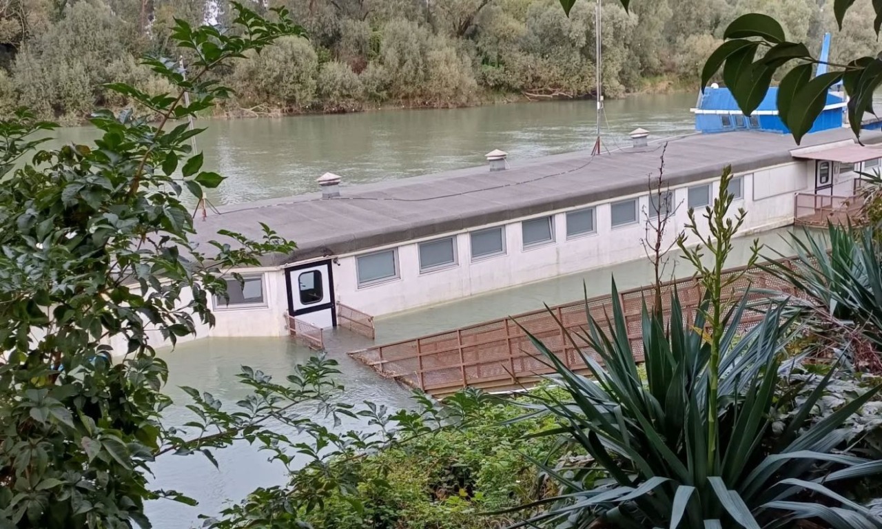 Destino beffardo per il “barcon”, il ristorante-battello di Legnago affonda nel giorno del suo 28esimo anniversario