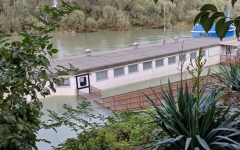 Destino beffardo per il “barcon”, il ristorante-battello di Legnago affonda nel giorno del suo 28esimo anniversario