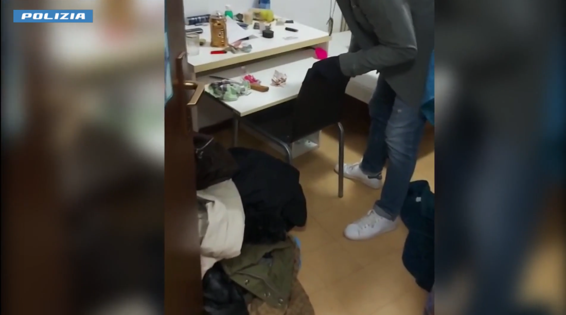 Spacciava eroina dai domiciliari, pusher scoperto a Veronetta tramite l’app YouPol